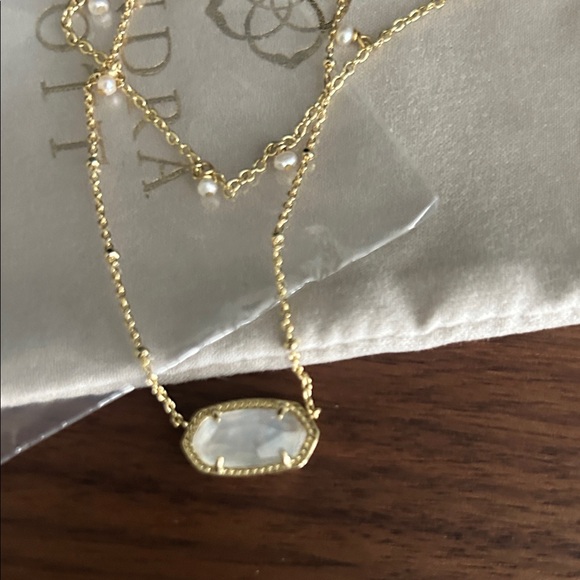 Kendra Scott Elsa Multi strand Gold/Pearl Necklace with mist pearl Pendant - Picture 3 of 5